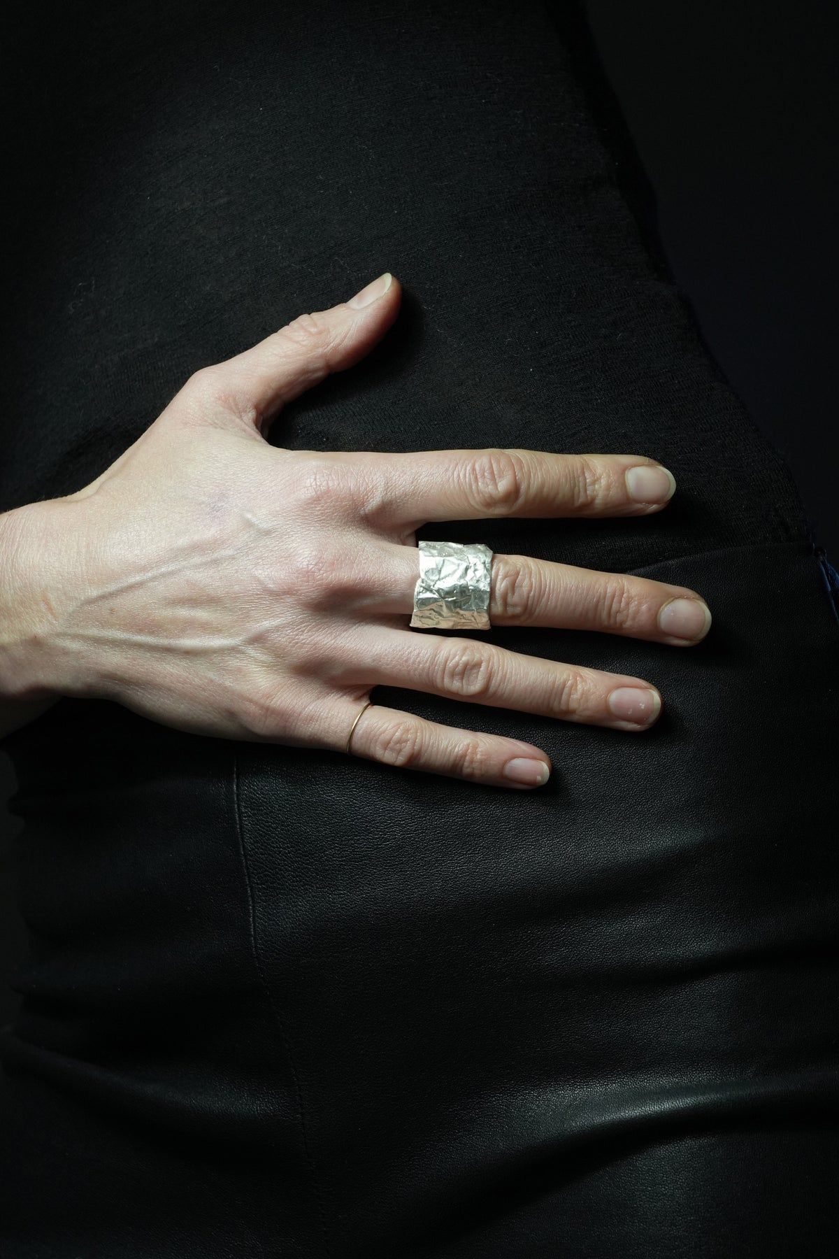 Black SLING Ring No2 – Saskia Diez